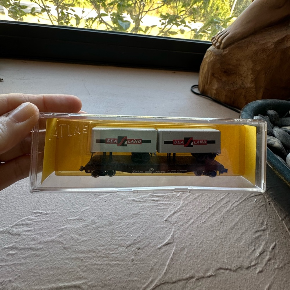 Atlas  N scale model railroad flat car with two Sea-Land containers in box NEW